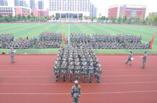軍訓(xùn)考核展鐵骨錚錚風(fēng)采 錘煉意志筑技能報國夢想