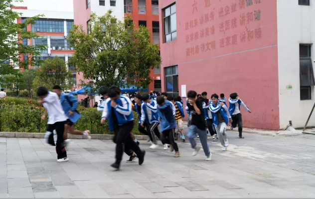 畢節(jié)工業(yè)職業(yè)技術(shù)學(xué)院舉行安全疏散演練、滅火演練及消防科普活動(dòng)