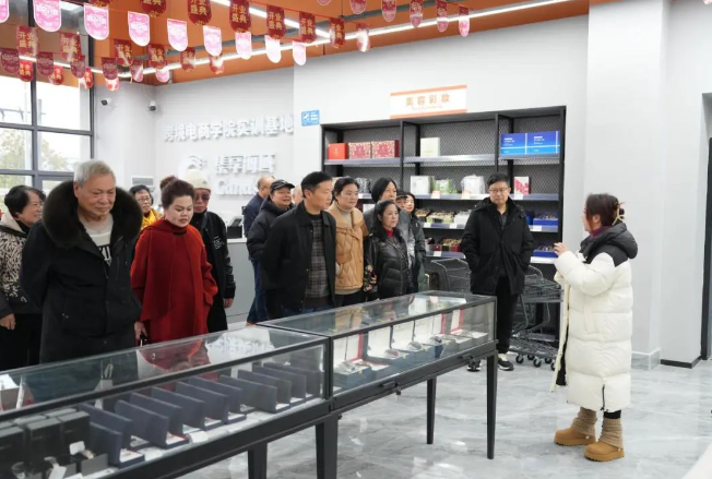 憶崢嶸歲月 話今朝發(fā)展——學(xué)院召開退休干部、教職工座談會(huì)