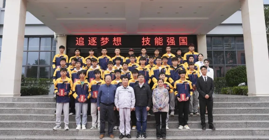畢節(jié)工業(yè)職業(yè)技術(shù)學(xué)院舉辦“勞模工匠進(jìn)校園，匠心傳承育未來”系列活動(dòng)