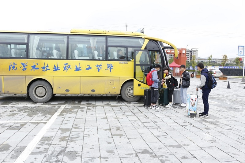 扶上馬、送一程，畢節(jié)工業(yè)職業(yè)技術(shù)學(xué)院赴企業(yè)送學(xué)生到崗實(shí)習(xí)